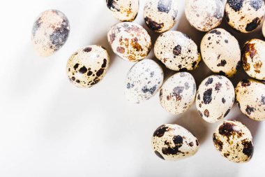 Beyaz arkaplanda izole yumurtalar