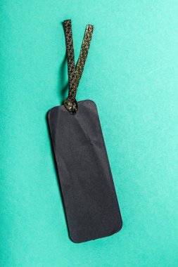 etiket ve mavi arka plan üzerinde yazıt