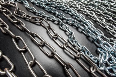 siyah arka plan üzerine zincirleri