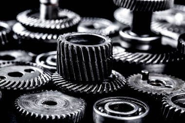 Siyah arkaplanda metal dişliler