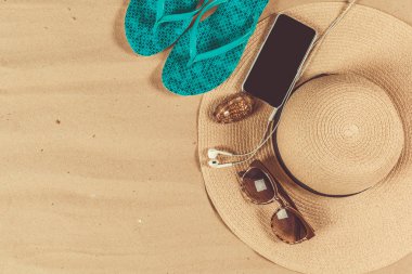 Ayakkabı ve şapka sahilde