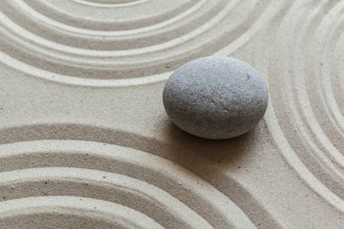 Zen meditasyon stone kumlu zemin üzerine