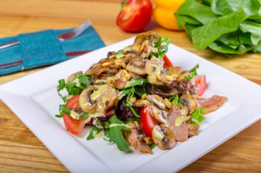 Biber ve domates ile sıcak mantar salatası