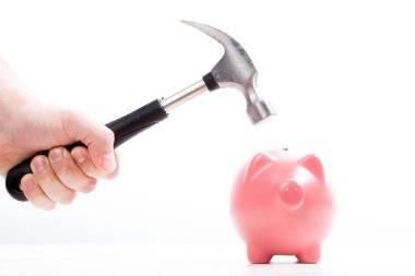 pembe kumbara için amaçlayan çekiç tutan adam 