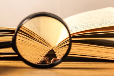 kitap ve Büyüteç camı