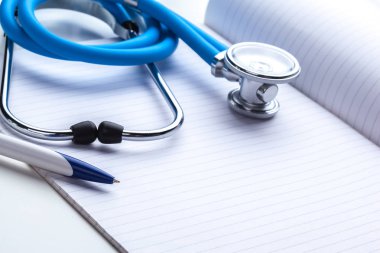 Boş reçete steteskopla masada yatıyor.