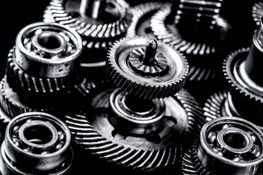 Siyah arkaplanda metal dişliler