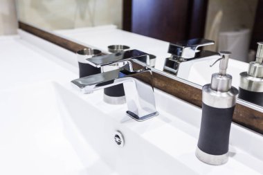 lavabo ve musluk evde kapat