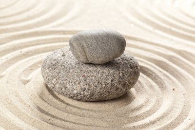 Zen meditasyon taşlar kumlu zemin üzerine