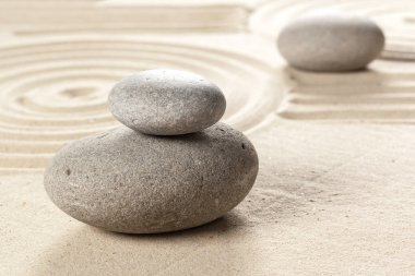 Zen meditasyon taşlar kumlu zemin üzerine