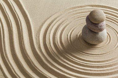 Zen meditasyon taşlar kumlu zemin üzerine