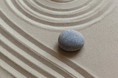 Zen meditasyon stone kumlu zemin üzerine