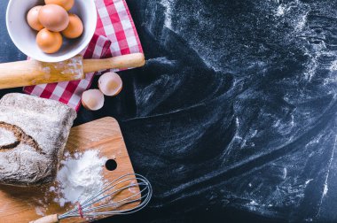 Malzemeler ve siyah kurulu, üstten görünüm pişirme için gereçler