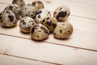 Tahta bir masada bıldırcın yumurtası.