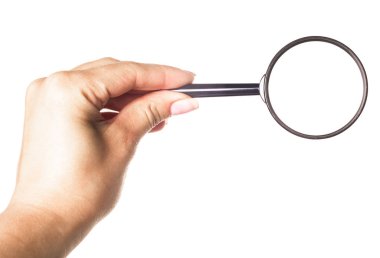 Beyaz arkaplanda el ele tutuşan büyüteç.