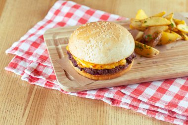 Lezzetli ve iştah açıcı hamburger, görünümü kadar yakın