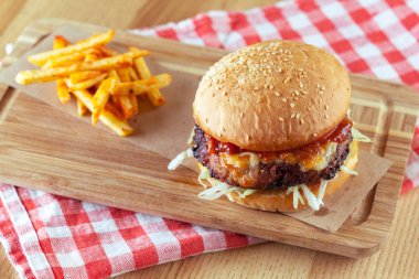 Lezzetli ve iştah açıcı hamburger, görünümü kadar yakın