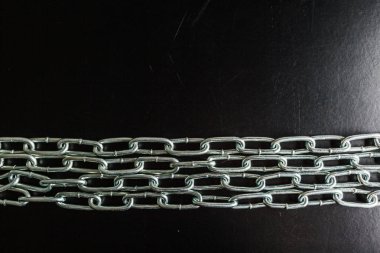 Siyah arka plan üzerine güçlü zincirleri