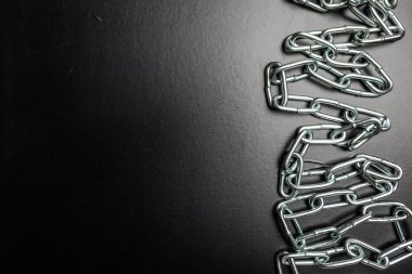 siyah arka plan üzerine zincirleri