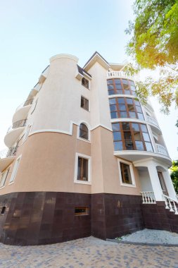 Apartman ağaçlar manzara ile