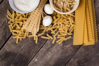 Un, yumurta oğlu eski ahşap arka plan ile makarna spagetti
