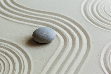Zen meditasyon stone kumlu zemin üzerine