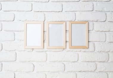 Duvardaki boş siyah resim çerçevesi