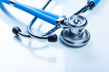 Sağlık stetoskop veya beyaz arka plan üzerinde izole phonendoscope