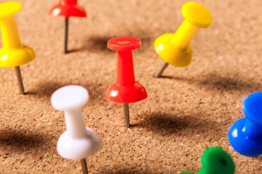 Renkli itme iğnelerini kapat