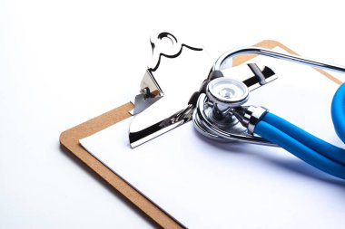 Boş reçete steteskopla masada yatıyor.