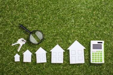 Büyüteç ile kağıt evi