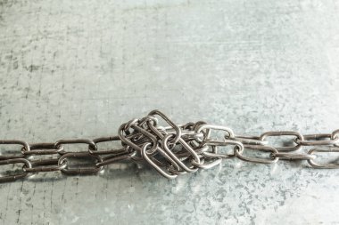 açık renkli metal zincirlerinin yakın çekim 