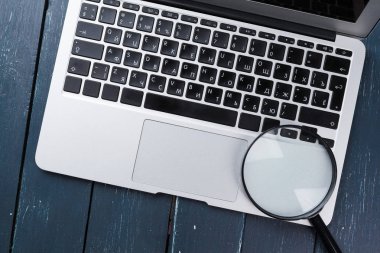 Ahşap masa laptop klavye