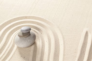 Zen meditasyon taşlar kumlu zemin üzerine