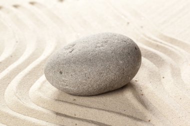 Zen meditasyon stone kumlu zemin üzerine