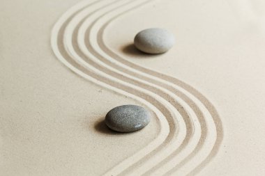 Zen meditasyon taşlar kumlu zemin üzerine
