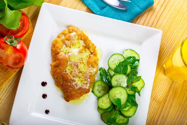 Schnitzel Alemán Con Rodajas Pepino Plato Blanco Primer Plano —  Fotos de Stock