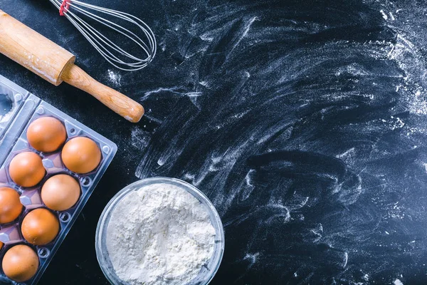 Ingrediënten Gebruiksvoorwerp Voor Het Bakken Het Zwarte Bord Bovenaanzicht — Stockfoto