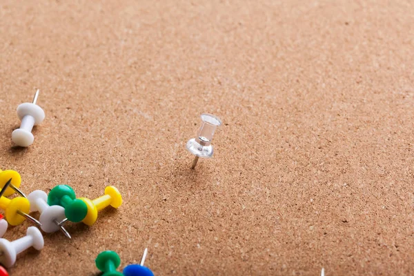 Groep Thumbtacks Gespeld Aan Kurk Boord — Stockfoto