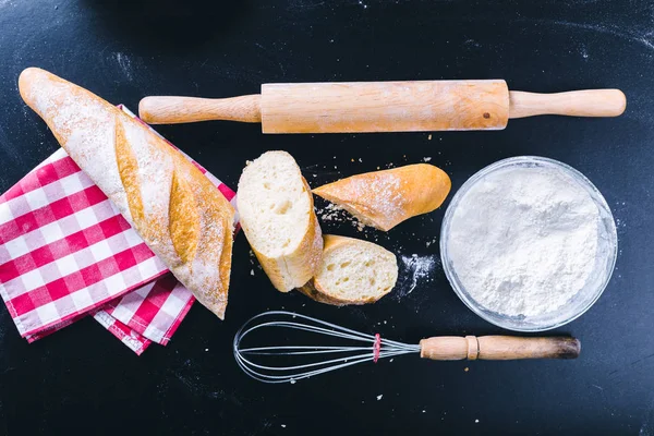 Backen Dunklen Hintergrund Mit Leerem Kochbuch Eierschale Brot Mehl Nudelholz — Stockfoto