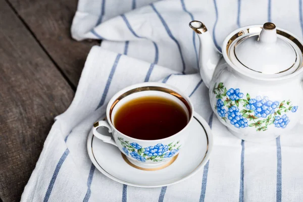 Natürmort Çay Bardağı Ahşap Masa Üzerinde Masa Örtüsü — Stok fotoğraf