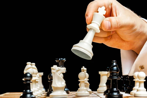 Hand Eines Geschäftsmannes Beim Schachspielen — Stockfoto