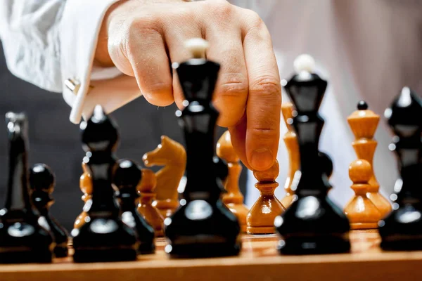 Hand Eines Geschäftsmannes Beim Schachspielen — Stockfoto