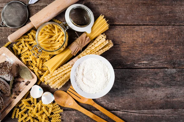 Pasta Spaghetti Med Mjöl Ägg Gamla Trä Bakgrund — Stockfoto