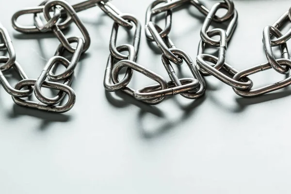 Primer Plano Cadenas Metálicas Sobre Fondo Claro —  Fotos de Stock