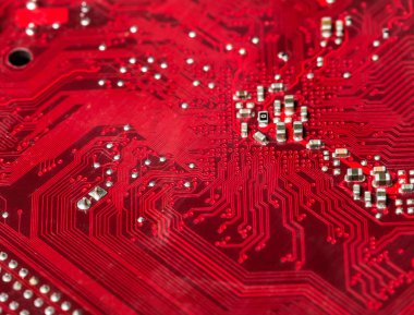 Kırmızı bilgisayar çipi, görünümü kadar yakın