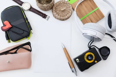 Nesneler üzerinde beyaz designer Danışma