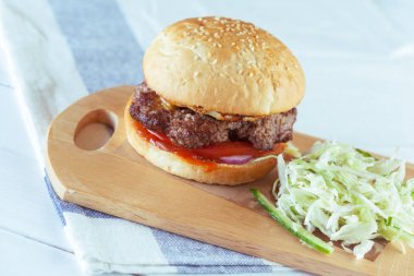 Lezzetli ve iştah açıcı hamburger, görünümü kadar yakın