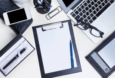 Beyaz ofis resepsiyon masası ile bir sürü şey üstünde o. Üstten Görünüm