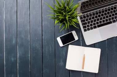 Çalışma yeri, ahşap masa.